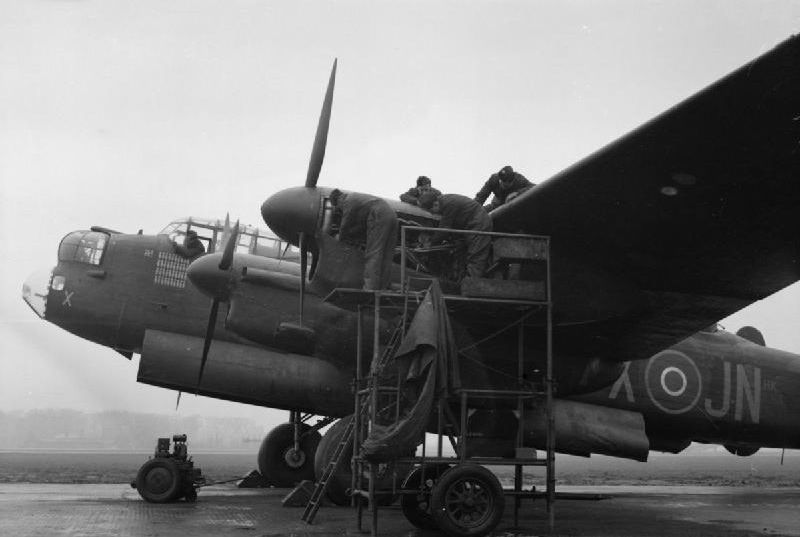 Working in all weathers, © IWM (CH14681)